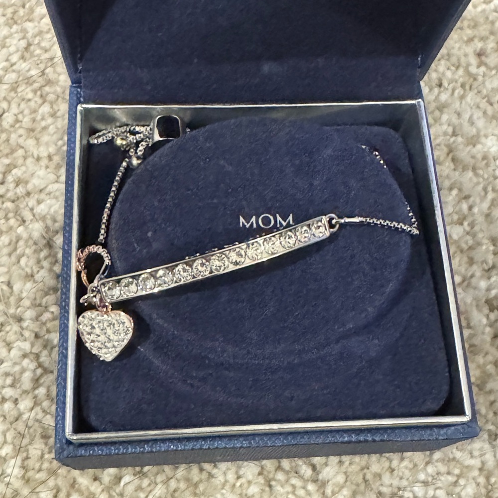 New in box Kohl's Silver MOM Bracelet with Heart Charm - Picture 4 of 6